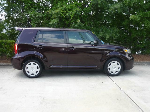 Scion xB 2010 photo 5