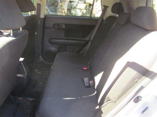 Scion xB 2010 photo 2