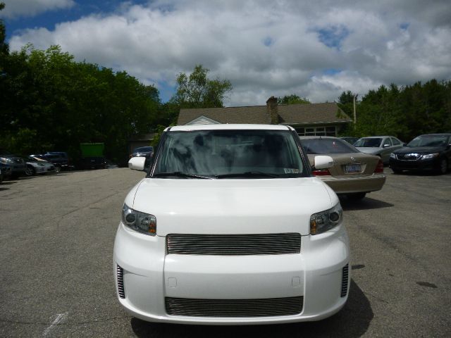 Scion xB 2010 photo 1