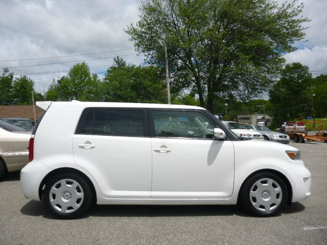 Scion xB 2010 photo 2