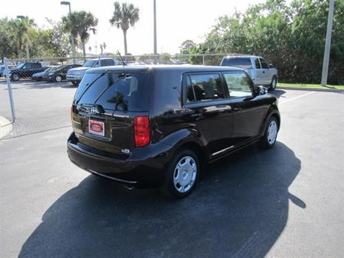 Scion xB 2010 photo 1