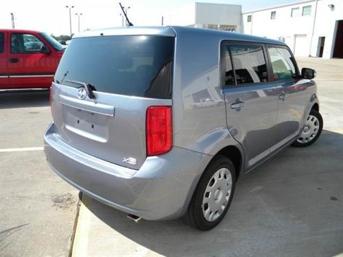 Scion xB 2010 photo 1