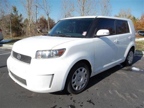 Scion xB 2010 photo 1