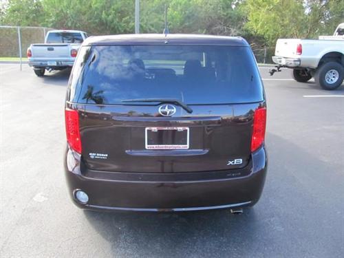 Scion xB 2010 photo 2