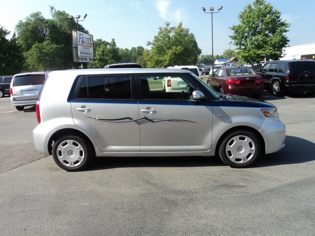 Scion xB 2010 photo 1