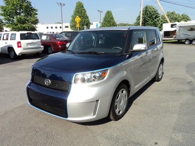 Scion xB 2010 photo 2