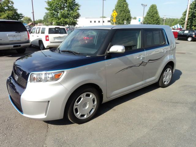 Scion xB 2010 photo 4