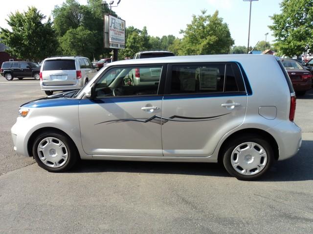 Scion xB 2010 photo 8