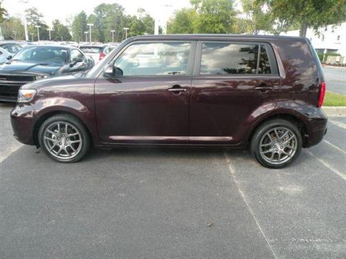 Scion xB 2010 photo 1