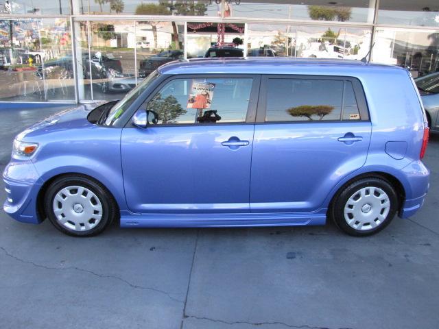 Scion xB 2010 photo 2