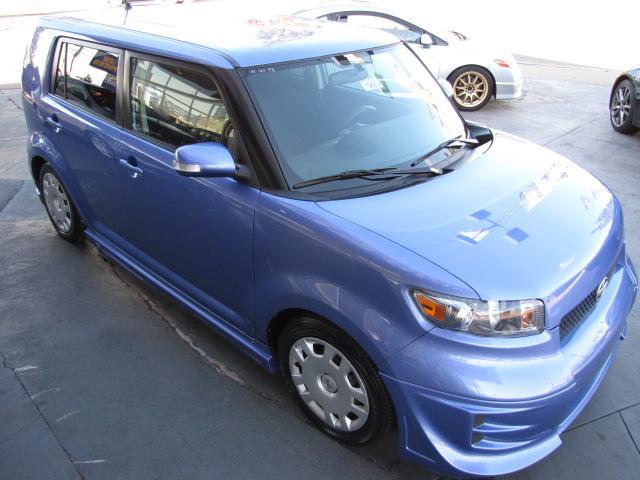 Scion xB 2010 photo 3