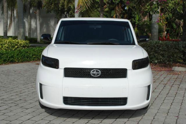 Scion xB 2010 photo 1