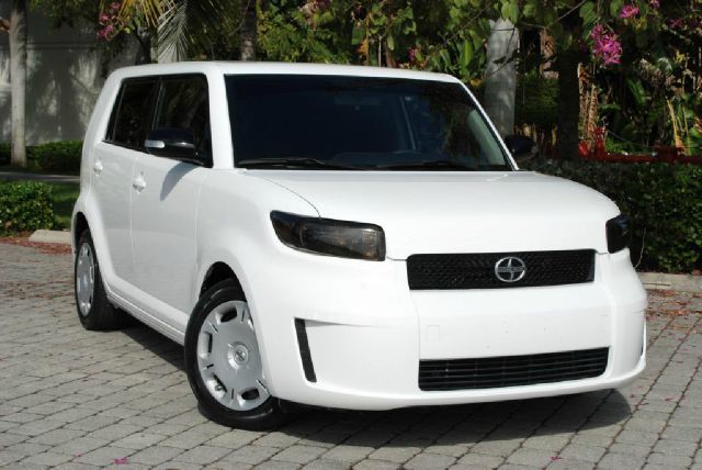 Scion xB 2010 photo 2