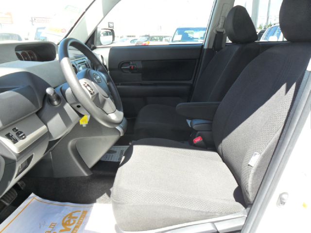 Scion xB 2010 photo 4