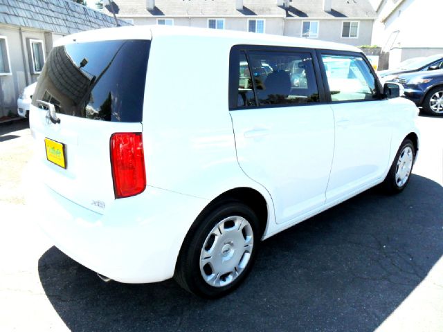 Scion xB 2010 photo 8