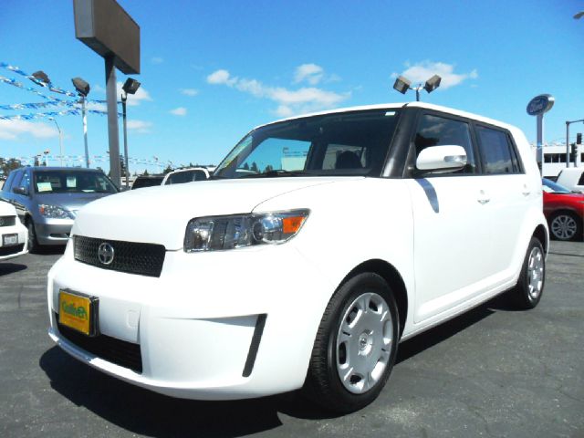 Scion xB 2010 photo 9