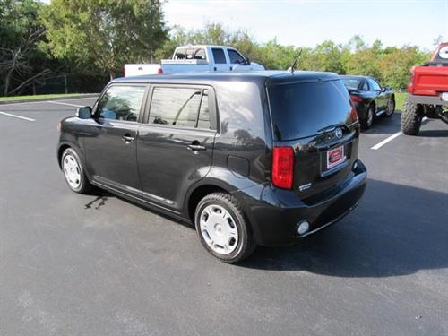 Scion xB 2010 photo 2