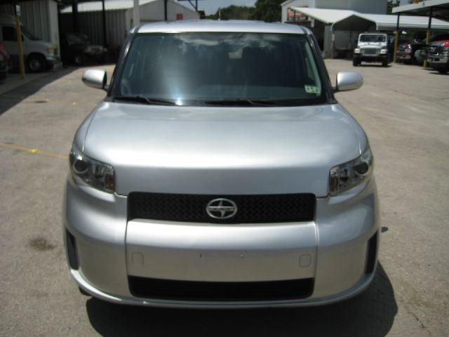 Scion xB 2010 photo 2