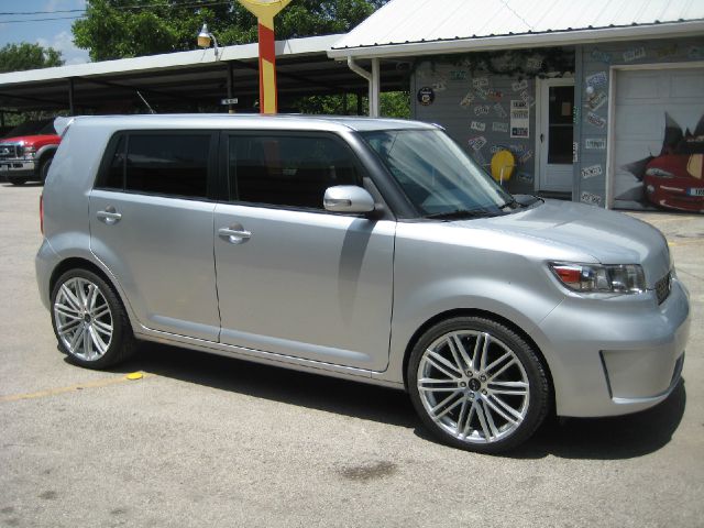 Scion xB 2010 photo 3