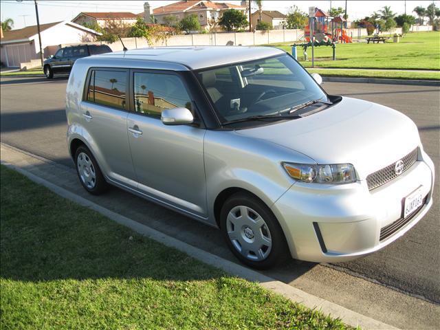 Scion xB 2010 photo 1