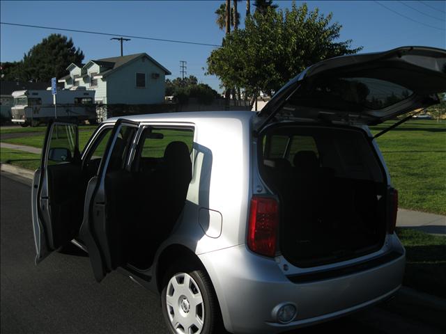 Scion xB 2010 photo 3