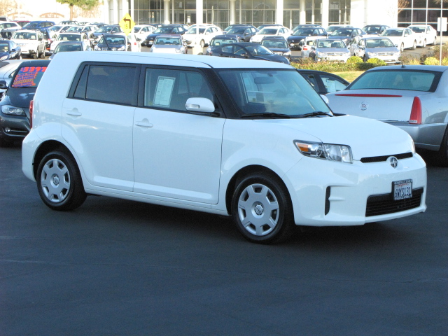 Scion xB 2012 photo 1