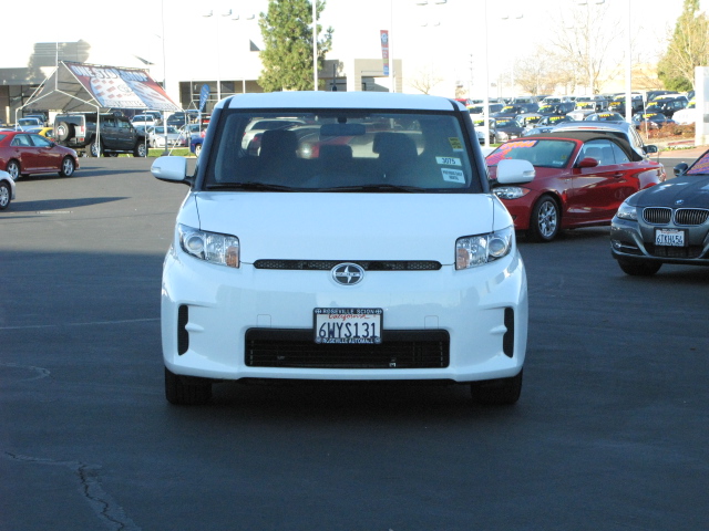 Scion xB 2012 photo 2