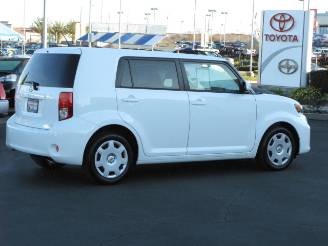 Scion xB 2012 photo 4