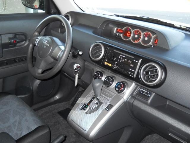 Scion xB 2012 photo 2