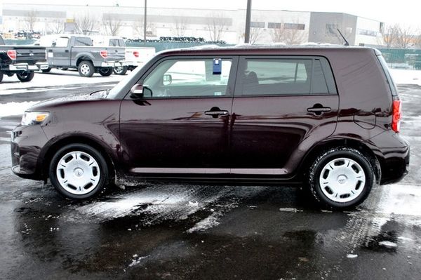 Scion xB 2012 photo 1