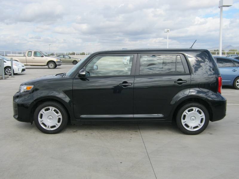 Scion xB 2012 photo 1