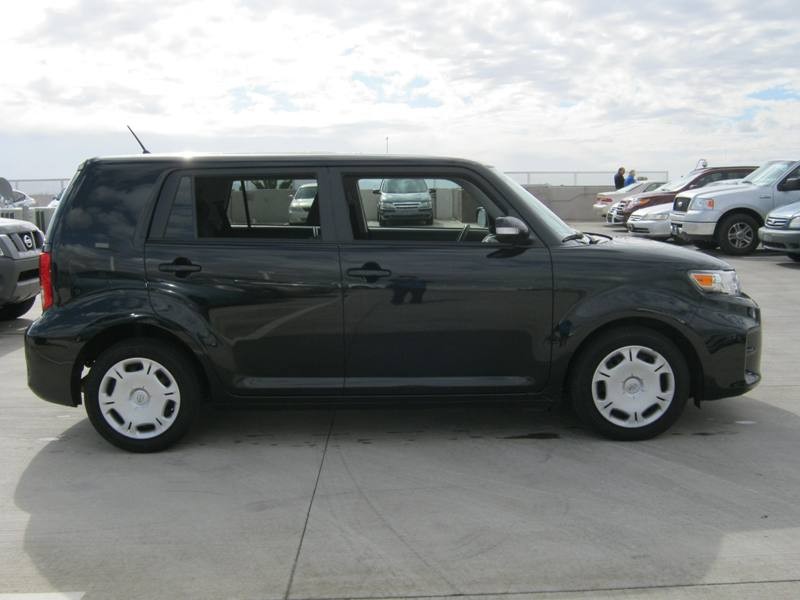 Scion xB 2012 photo 5