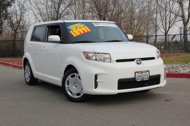 Scion xB 2012 photo 1