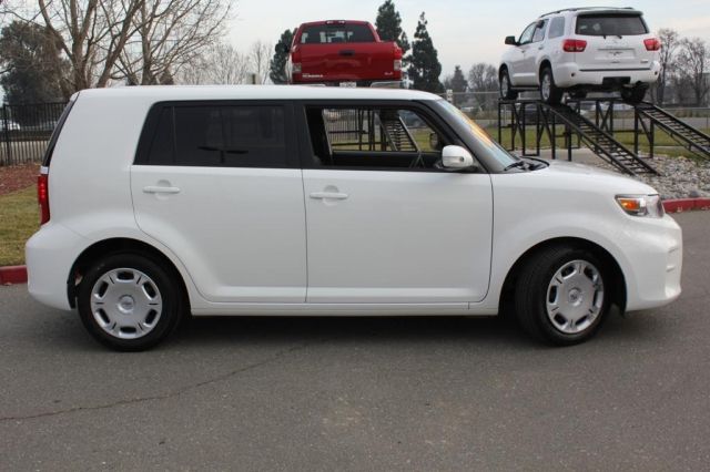 Scion xB 2012 photo 4