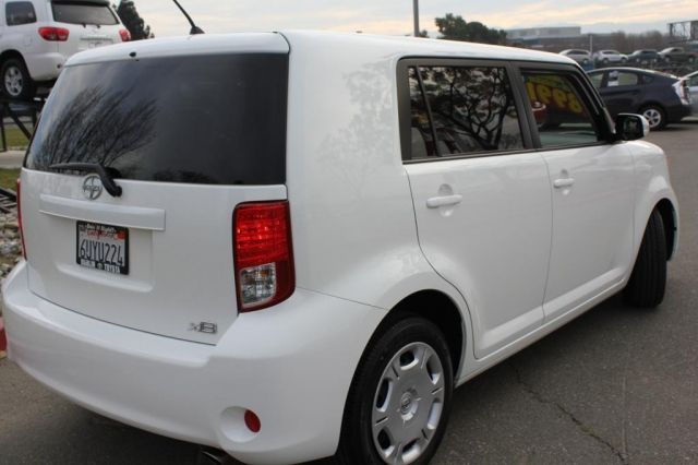 Scion xB 2012 photo 5