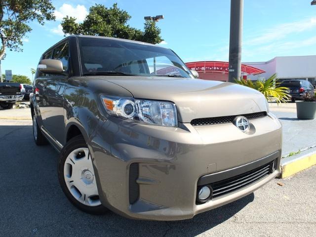 Scion xB 2012 photo 1