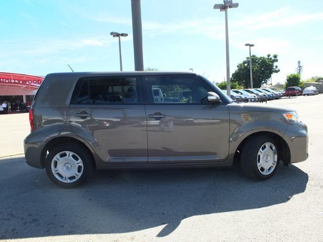 Scion xB 2012 photo 2