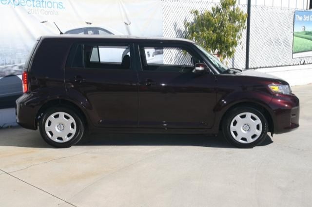 Scion xB 2012 photo 1