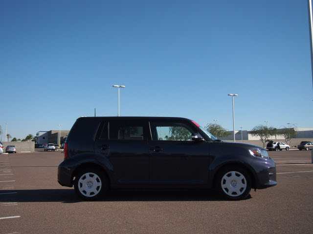 Scion xB 2012 photo 1