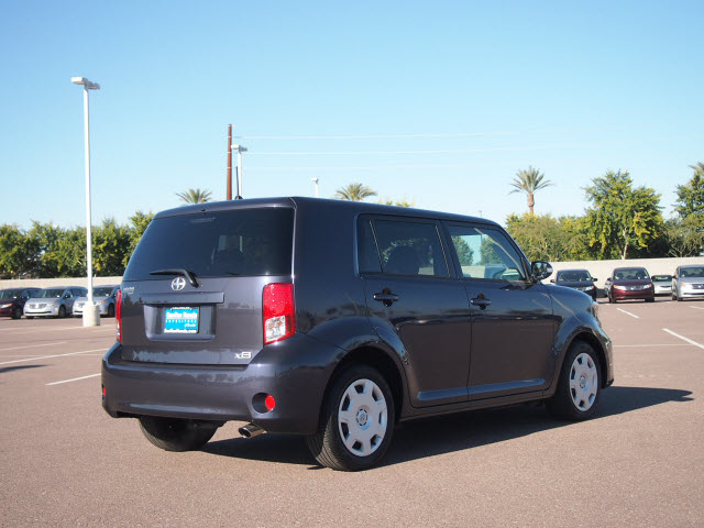 Scion xB 2012 photo 5