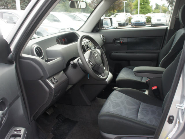 Scion xB 2012 photo 3