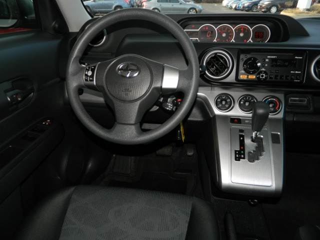 Scion xB 2012 photo 3