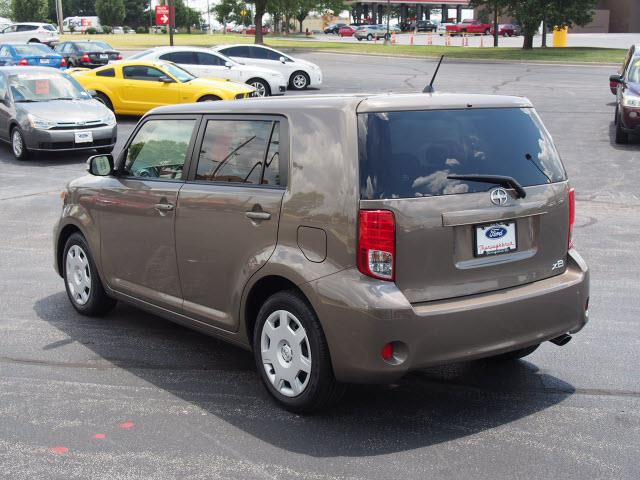 Scion xB 2012 photo 1