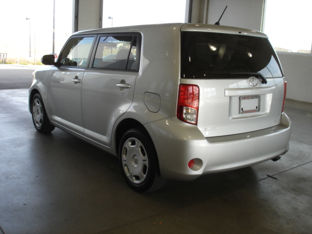 Scion xB 2012 photo 1