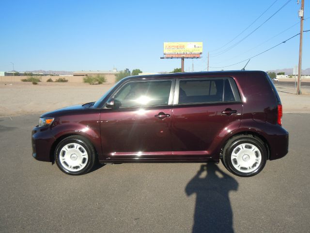 Scion xB 2012 photo 1