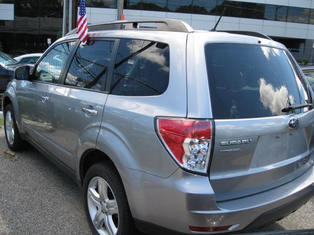 Subaru Forester 2010 photo 1