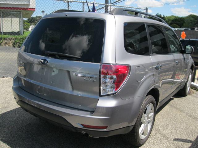 Subaru Forester 2010 photo 2