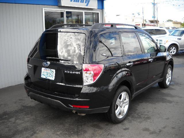 Subaru Forester 2010 photo 1