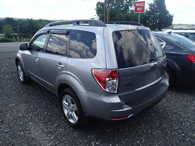 Subaru Forester 2010 photo 1