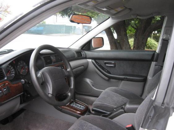 Subaru Outback 2000 photo 2